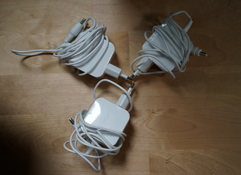 Cada Router se alimenta mediante un adaptador similar al del iPad.
